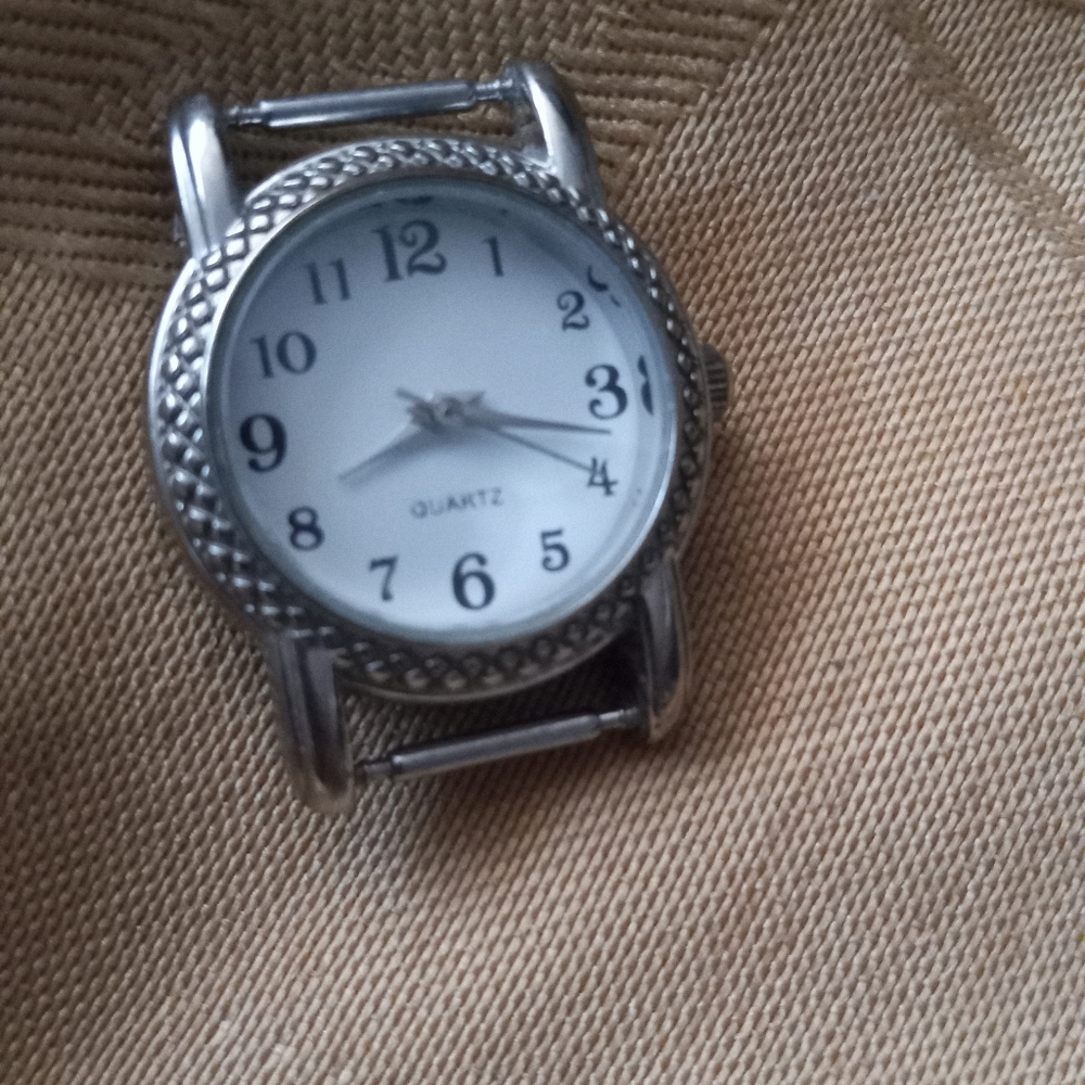 Quartz Wristwatch - Picture 3 of 3